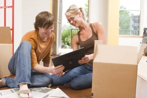 couple packing moving boxes couple packing moving boxes